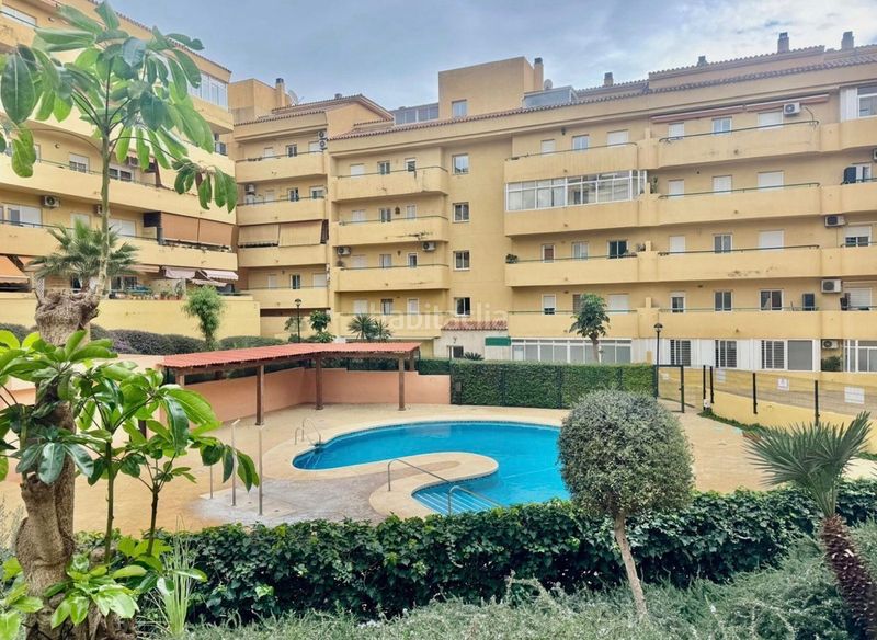Foto b430149a-5274-44a6-bbd4-7864e18a70a8. Pis amb xemeneia aparcament piscina a Los Pacos Fuengirola