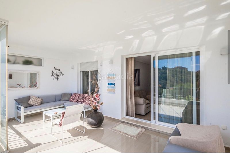 Foto fa1e7978-a352-4c5b-a013-29897c7e8591. Pis amb xemeneia aparcament piscina a Santa María Marbella