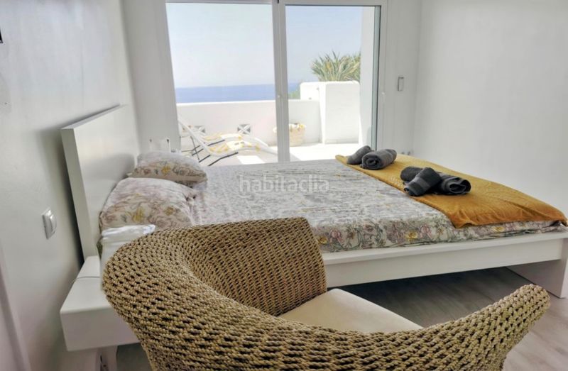 Foto 13127b29-59c5-42c4-9414-9bf5a0e8e021. Pis amb xemeneia aparcament piscina a Santa María Marbella