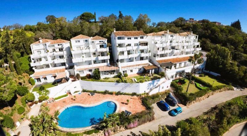 Foto aacc7d9c-b13e-4dd8-844a-a47b2a99dda9. Pis amb xemeneia aparcament piscina a Santa María Marbella