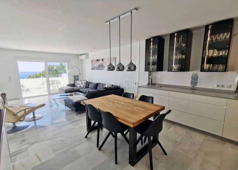 Foto d3fb336d-5396-4721-b7ec-7a7a024d737e. Pis amb xemeneia aparcament piscina a Santa María Marbella