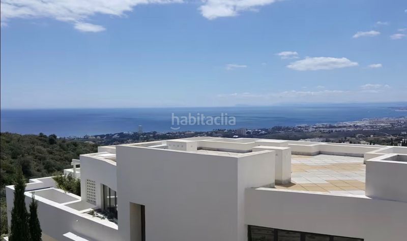 Foto 59538983-c100-418e-a435-a61e7bf4d814. Pis amb xemeneia aparcament piscina a Alto de los Monteros Marbella