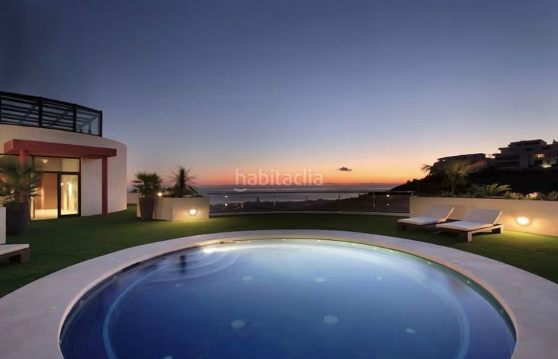 Foto fd132cac-2e46-4d44-8d1e-480855fab291. Pis amb xemeneia aparcament piscina a Alto de los Monteros Marbella