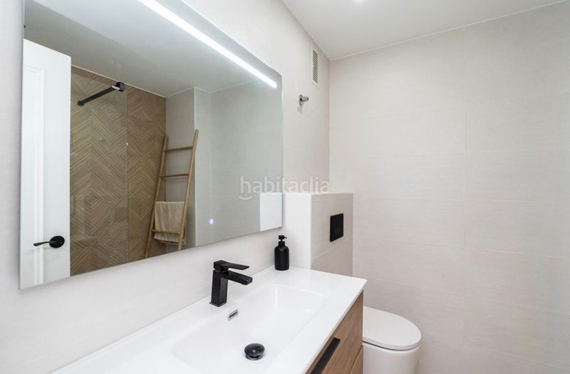 Foto b4060d56-f17f-4e18-8ae1-130a21736571. Pis amb xemeneia a Zona Miraflores Marbella