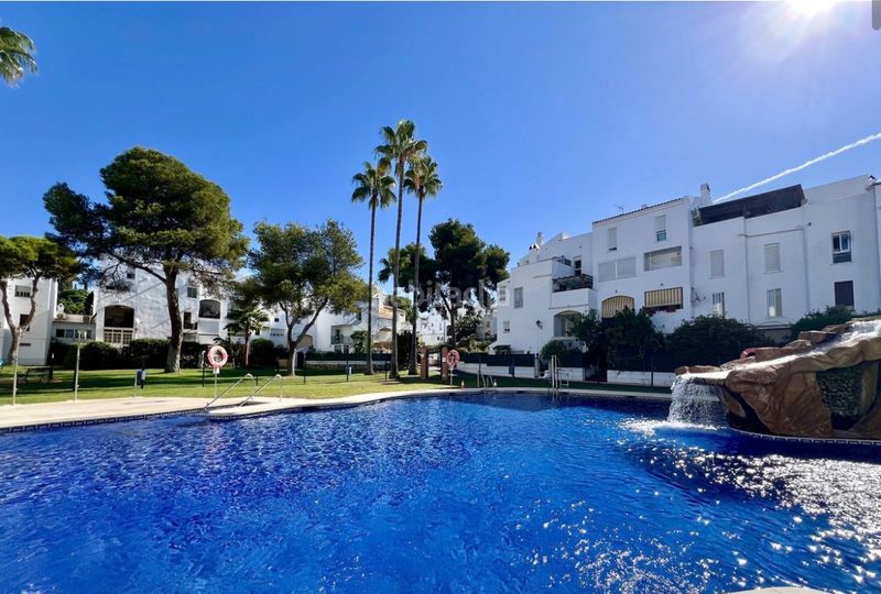 Foto e1071718-a9bd-436f-9cc1-989ad5cd8e42. Apartament amb xemeneia piscina a Romana Playa Marbella