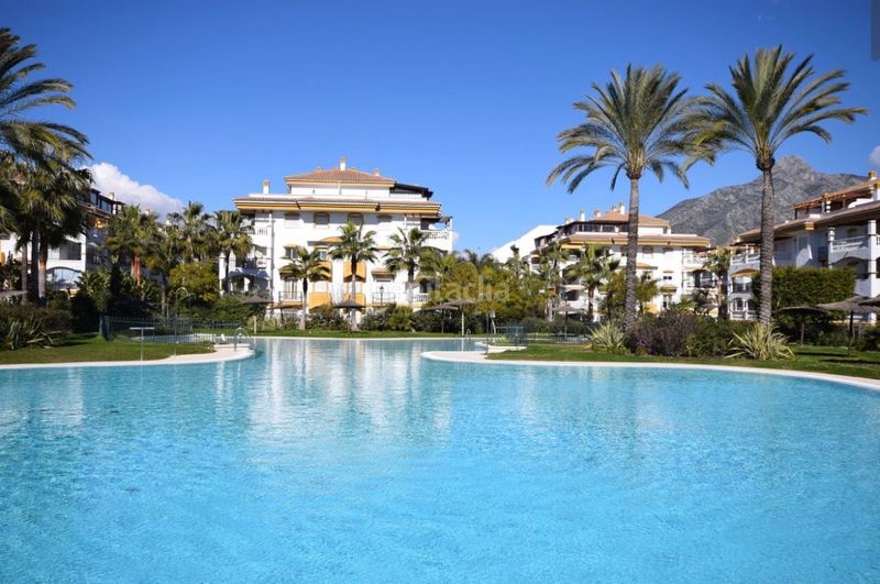 Foto b4d732a4-8973-4f75-8f03-f92becc9f7be. Pis amb xemeneia aparcament piscina a La Dama de Noche - La Alzambra Marbella