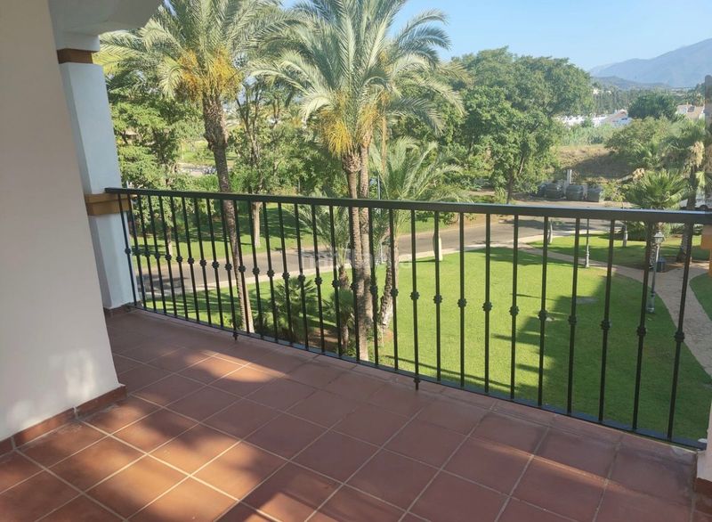 Foto ef792eed-0635-4e97-9202-8458f6c4ff8e. Pis amb xemeneia aparcament piscina a La Dama de Noche - La Alzambra Marbella