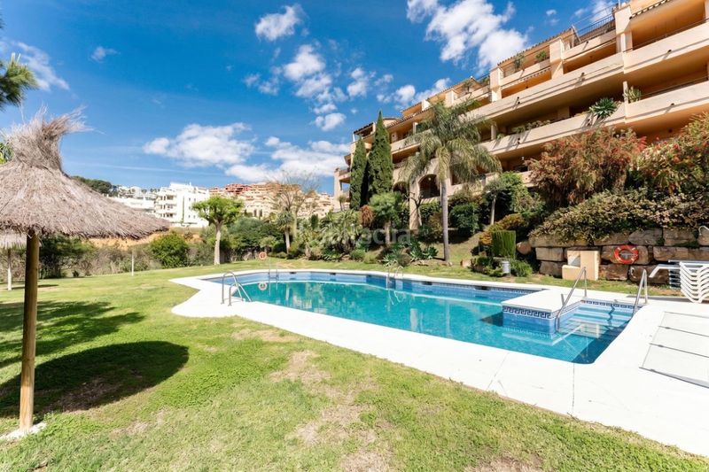 Foto 51ea0493-500d-4a99-bc6a-fd1dca88692c. Pis amb xemeneia aparcament piscina a Calahonda Mijas