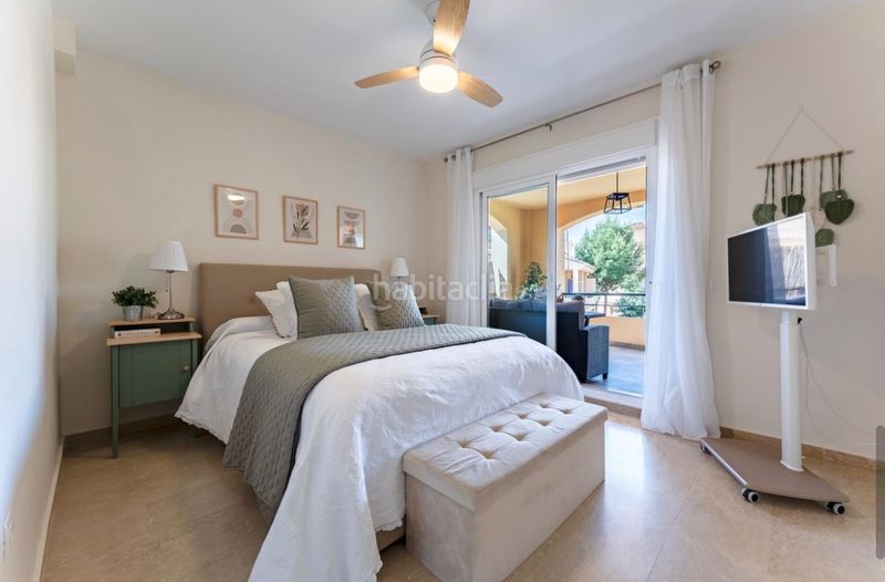 Foto e9617cee-c3c9-4ca5-b6f3-f4f1bba85765. Pis amb xemeneia aparcament piscina a Calahonda Mijas