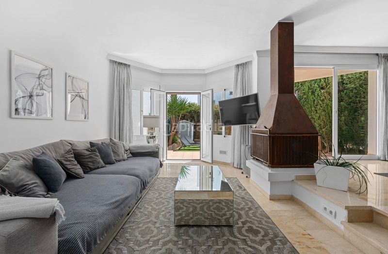 Foto be91ccdf-8126-481b-96aa-36b7b7a841af. Casa amb xemeneia aparcament piscina a La Concha - Resina Golf Estepona