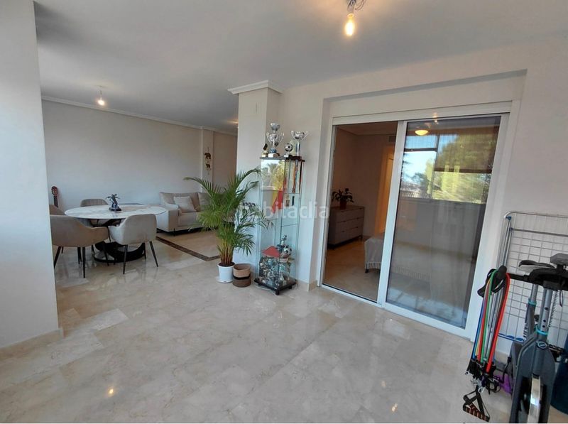 Foto f5c3c53d-6772-419f-aa18-495cc5c41272. Pis amb xemeneia aparcament piscina a Sierra Blanca Marbella