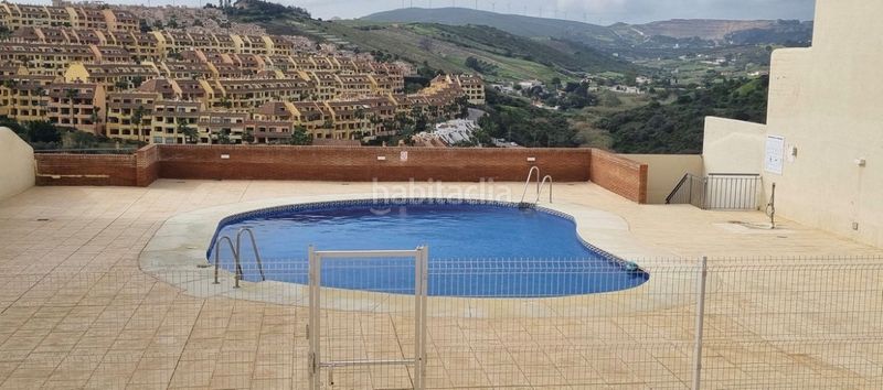 Foto c7f84148-ee2a-4452-82c2-72bbbc8d87b9. Pis amb xemeneia aparcament piscina a La Duquesa Manilva