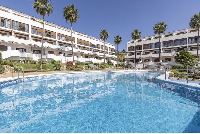 Foto e44fb1ee-ebe9-4903-b02d-b2e4bc120677. Pis amb xemeneia aparcament piscina a La Cala Golf - Lagar Martell Mijas