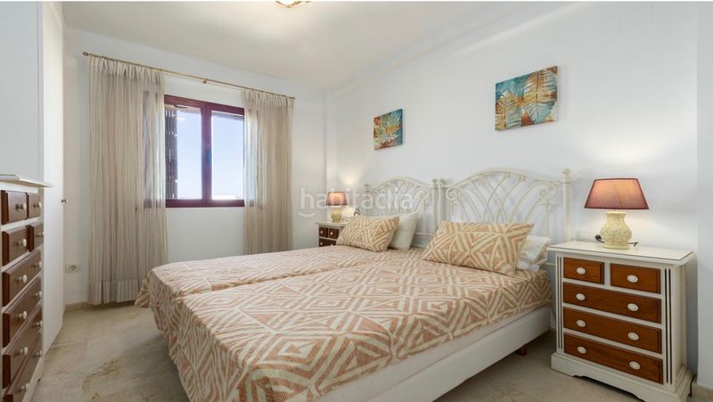 Foto e2b871a9-d1ef-4e7d-a469-899f07e34864. Pis amb xemeneia aparcament piscina a Doña Julia Golf Casares