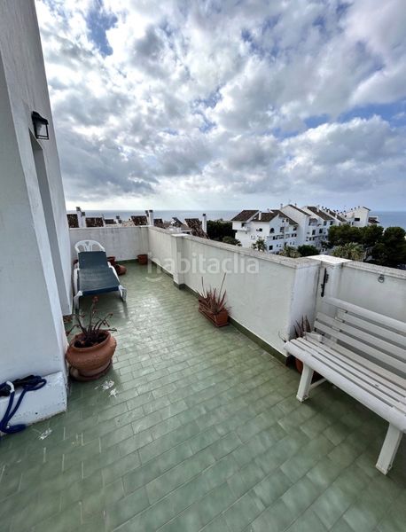 Foto dad3e462-1236-4eaa-b418-e361e6af7a3e. Àtic amb xemeneia aparcament piscina a Guadalobón Estepona