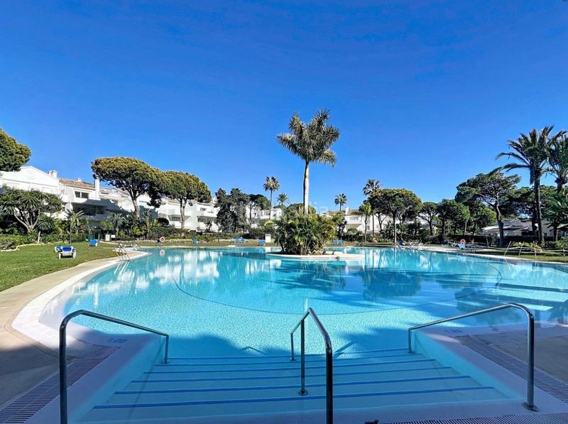 Foto 74643265-41af-487b-b584-f87b94c6e7a5. Pis amb xemeneia piscina a El Velerín Estepona