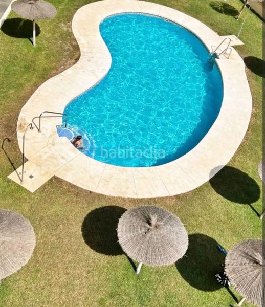 Foto fd0b5593-23eb-4c5d-a73f-1342ee253638. Pis amb xemeneia piscina a Torreblanca del Sol Fuengirola