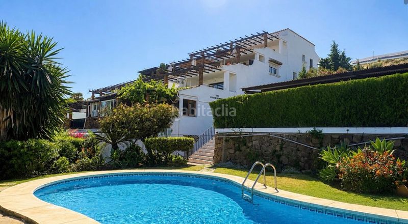 Foto 4a4d24cd-d871-4a26-841a-5fcb92c52eb6. Pis amb xemeneia aparcament piscina a Buenas Noches Estepona