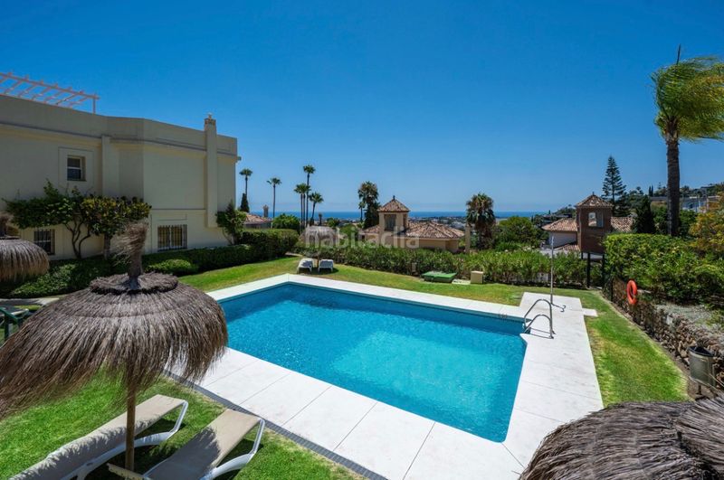 Foto c97f4a62-c995-4357-bd51-54649cdd81a9. Pis amb xemeneia piscina a La Quinta Benahavís