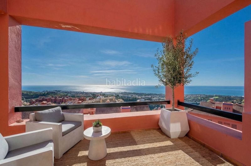 Foto 6269f834-6a80-468e-8ae1-b5a396dfdcd9. Pis amb xemeneia aparcament piscina a Calahonda Mijas