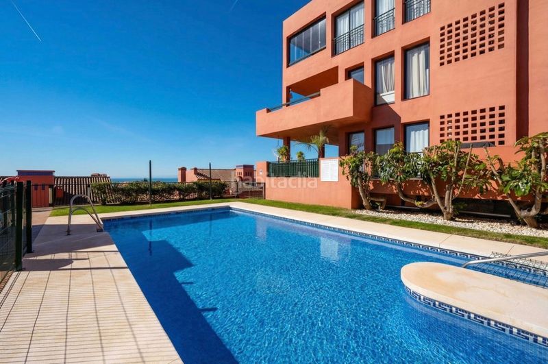 Foto 813f0d49-e33d-4e09-9be3-2057ee2491b4. Pis amb xemeneia aparcament piscina a Calahonda Mijas