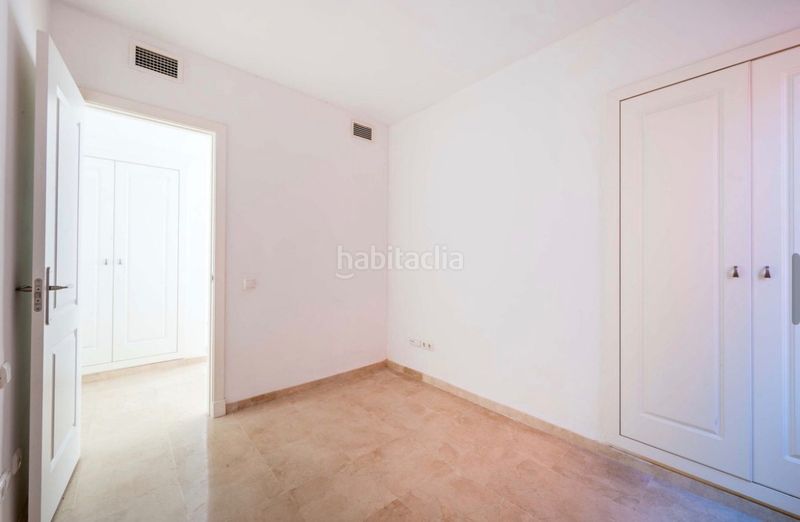 Foto ea7d9e24-6746-4404-9c99-b073a2051029. Pis amb xemeneia aparcament piscina a Calahonda Mijas
