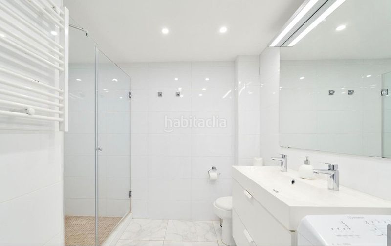 Foto 5d0f89c9-9e24-4048-86c3-9ad098196ff1. Pis amb xemeneia piscina a Playa Bajadilla - Puertos Marbella