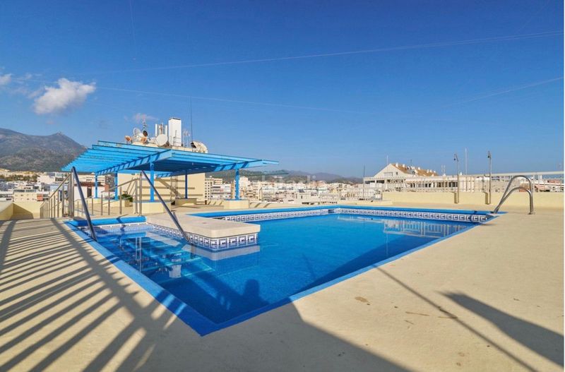 Foto ab3f2d98-adef-4740-8e5f-72d0bdd75eaf. Pis amb xemeneia piscina a Playa Bajadilla - Puertos Marbella