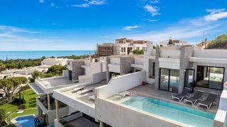 Chalet en Urbanizaci�n artola alta 5. Chalet con panoramica vista a mar, desde piscina privada en marb