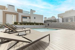 Pis en Urbanizacion sierra bermeja iii 40a. Con jardin privado. piso moderno estepona. mesas!