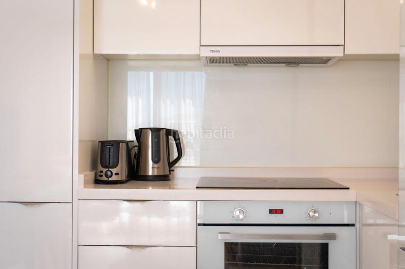 Foto 2150f5ef-10db-4260-a440-b1d912834999. Piso en avenida luis peralta 5 second line from the beach in a world class resort! oportunity! en Mijas