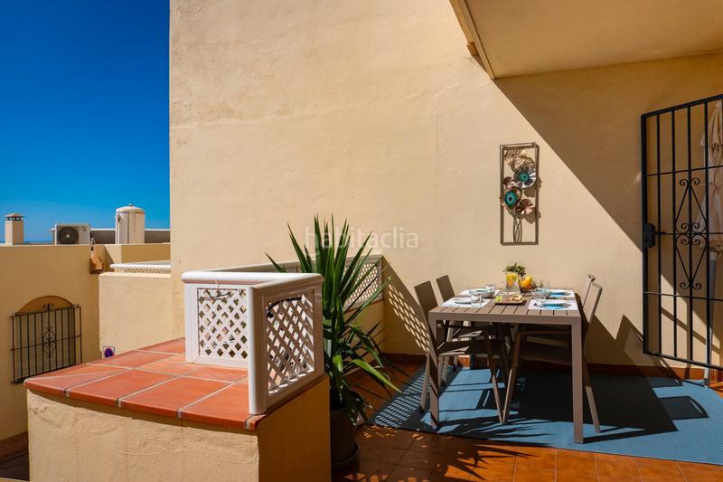 Foto d7e56bef-8c0b-4b2a-9fe9-5a3edf69fd29. Piso en avenida luis peralta 5 second line from the beach in a world class resort! oportunity! en Mijas