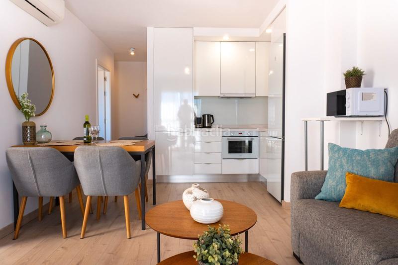 Foto f85efaaa-c154-47b8-b5d0-624a2f1199a4. Piso en avenida luis peralta 5 second line from the beach in a world class resort! oportunity! en Mijas