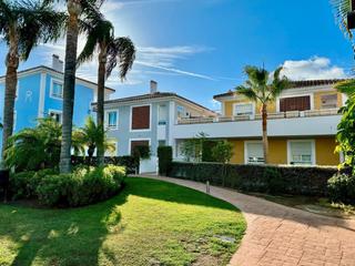 Pis a Nueva Atalaya. Charming ground floor apartment with private garden and resort-s