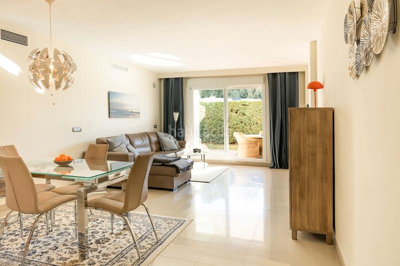 Foto 3a0547df-54a4-4fbd-9918-4a060f192cbc. Piso charming ground floor apartment with private garden and resort-style amenities en Estepona