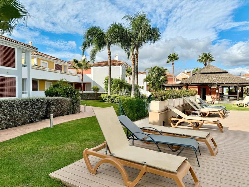 Foto 967f043a-73ab-4d53-bfab-68e3f9dde22a. Piso charming ground floor apartment with private garden and resort-style amenities en Estepona
