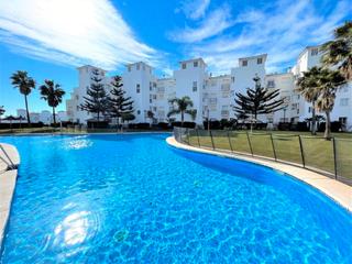Pis a Puerto de la Duquesa. Beautiful 2-bedroom, 2-bathroom apartment in la duquesa, featuri