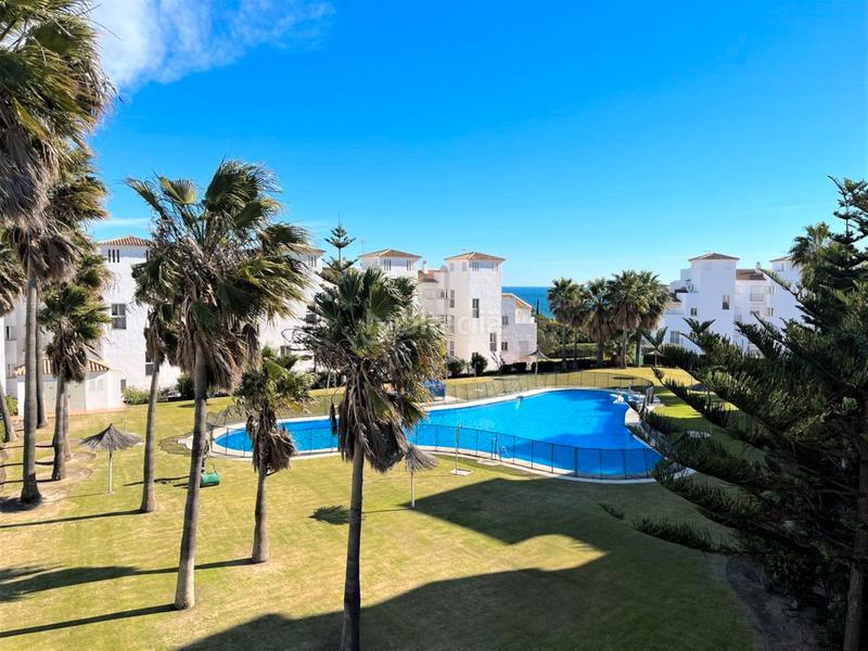 Foto 6d97d28e-3dee-4a90-ab5b-0d4c5886deb0. Piso beautiful 2-bedroom, 2-bathroom apartment in la duquesa, featuring a private terrace en Manilva