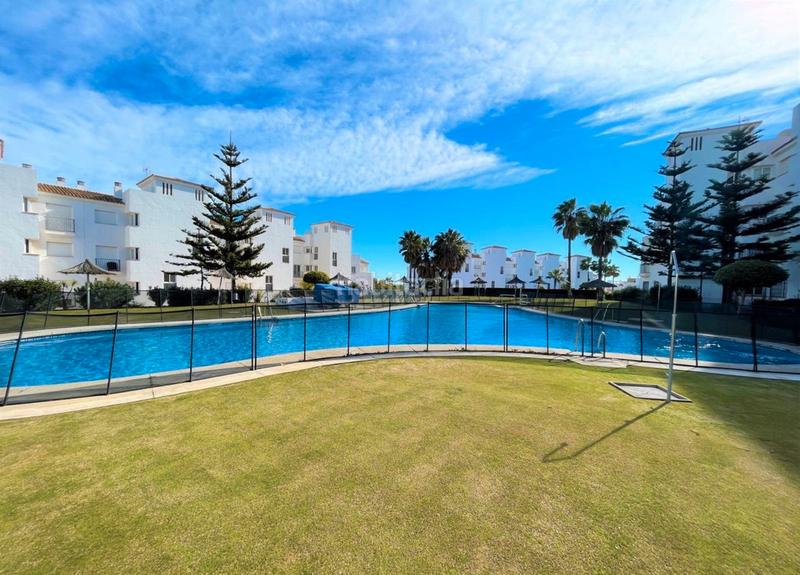 Foto e39f9617-c3e4-43e6-ba13-59e3994501eb. Piso beautiful 2-bedroom, 2-bathroom apartment in la duquesa, featuring a private terrace en Manilva