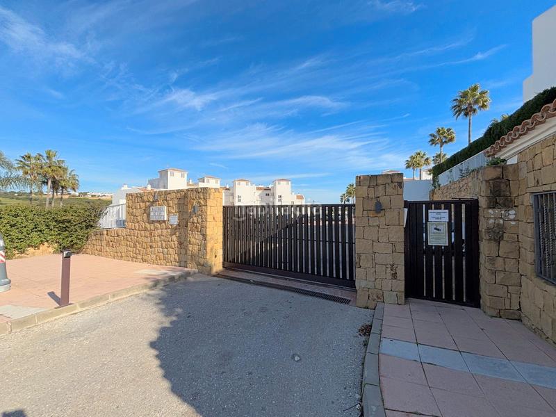 Foto f3829a6e-149b-4b0a-add2-411005ff73ea. Piso beautiful 2-bedroom, 2-bathroom apartment in la duquesa, featuring a private terrace en Manilva