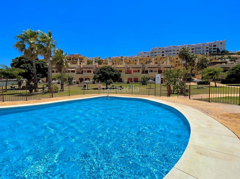 Foto 0725d7d7-2921-4fa6-b6eb-ea7a718a58c7. Piso charming apartment with large terrace & sea views – la duquesa en Manilva