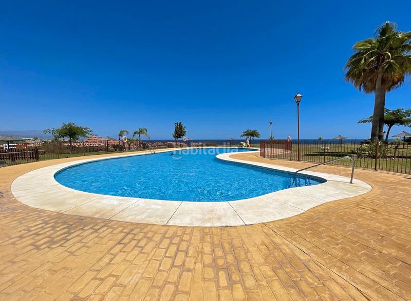 Foto 5845f156-c289-4c00-8b4c-a47186755d8c. Piso charming apartment with large terrace & sea views – la duquesa en Manilva