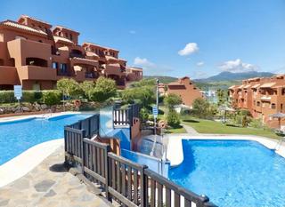 Pis a Parque Central. Charming ground-floor apartment with sea views in estepona