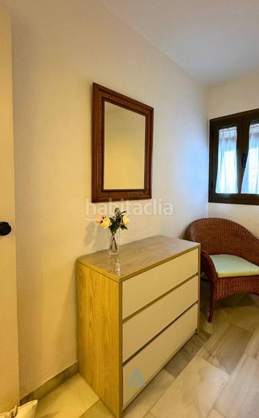 Foto 54801a19-c57b-43f7-83c0-2bbf280fa1e6. Pis amb xemeneia aparcament a Puerto Marina Benalmádena