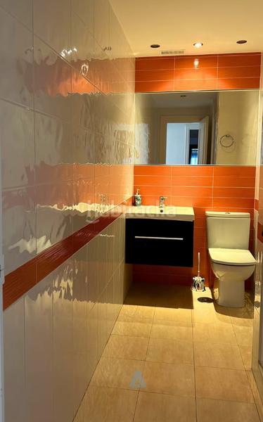 Foto a328e0cd-72e8-4c0e-865e-f68c30f08a4c. Pis amb xemeneia aparcament a Puerto Marina Benalmádena