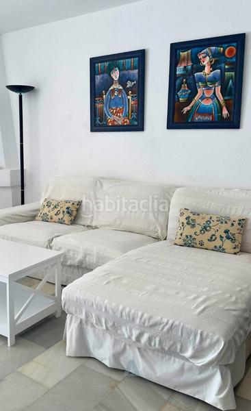 Foto eb593fa6-b8c4-45ea-8efa-6f99daa3f9c1. Pis amb xemeneia aparcament a Puerto Marina Benalmádena