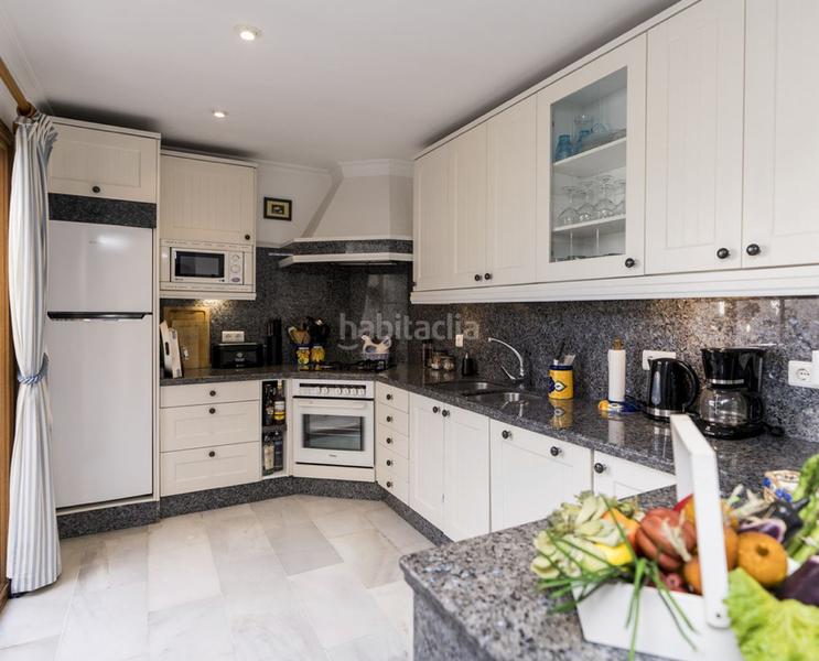 Foto 109c8b40-0c14-45bc-9752-c07aab5d26ca. Pis amb xemeneia a Zona de Punta Plata Estepona