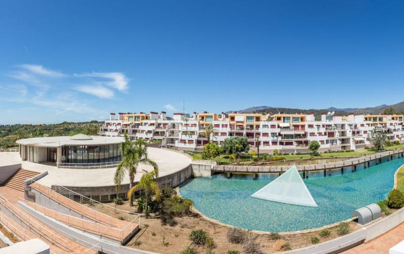 Foto 037f1150-7ed4-4f00-87d9-5ab3e2c4d704. Flat with fireplace parking pool in Benahavís pueblo Benahavís