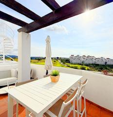 Piso en Valle Romano Golf. Fantastic frontline golf penthouse with panoramic sea, golf, and