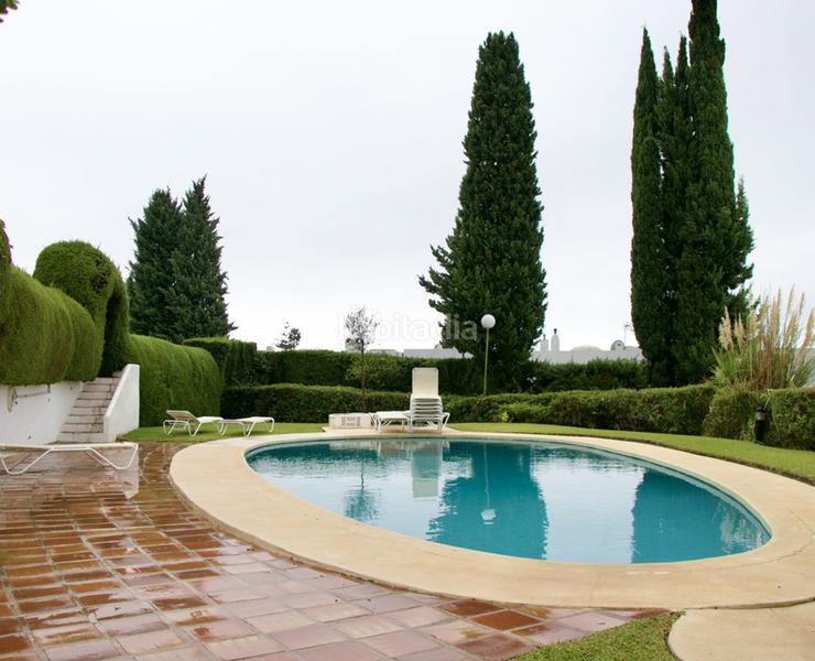 Foto 854b5097-eab5-41ab-8efb-be929c714a6d. Pis amb xemeneia aparcament piscina a Río Real Marbella